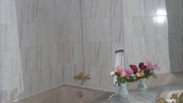 Kamar, 2 kamar tidur, balkon, pemandangan kota | Kamar mandi