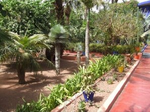 Phòng, 2 phòng ngủ, ban công, quang cảnh thành phố | Vườn
