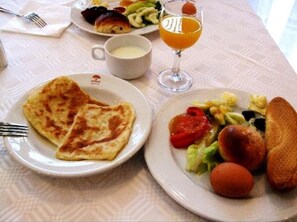 Room, 2 Bedrooms, Balcony, City View | Living area