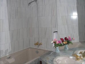 Room, 1 Bedroom, Balcony, Pool View | Bathroom shower - Apartment Room for Familyfriends (Marrakech)