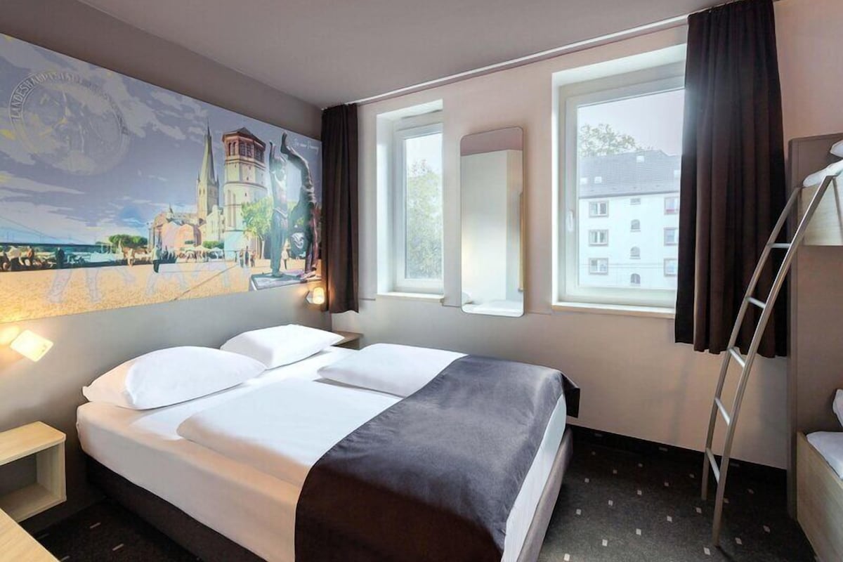 Family Room | Desk, soundproofing, free WiFi, bed sheets