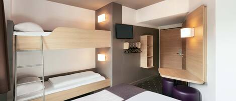 Family Room | Desk, soundproofing, free WiFi, bed sheets