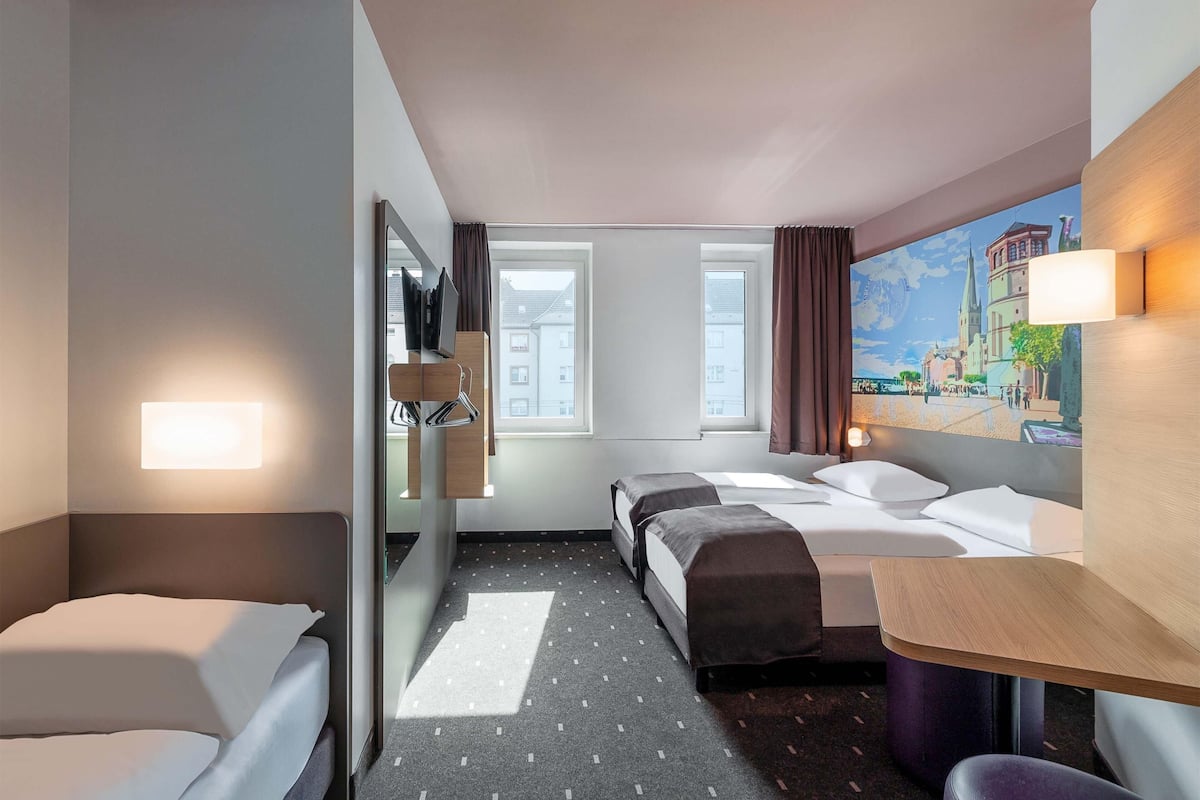 Dreibettzimmer | 1 Schlafzimmer, Schreibtisch, schallisolierte Zimmer, kostenloses WLAN