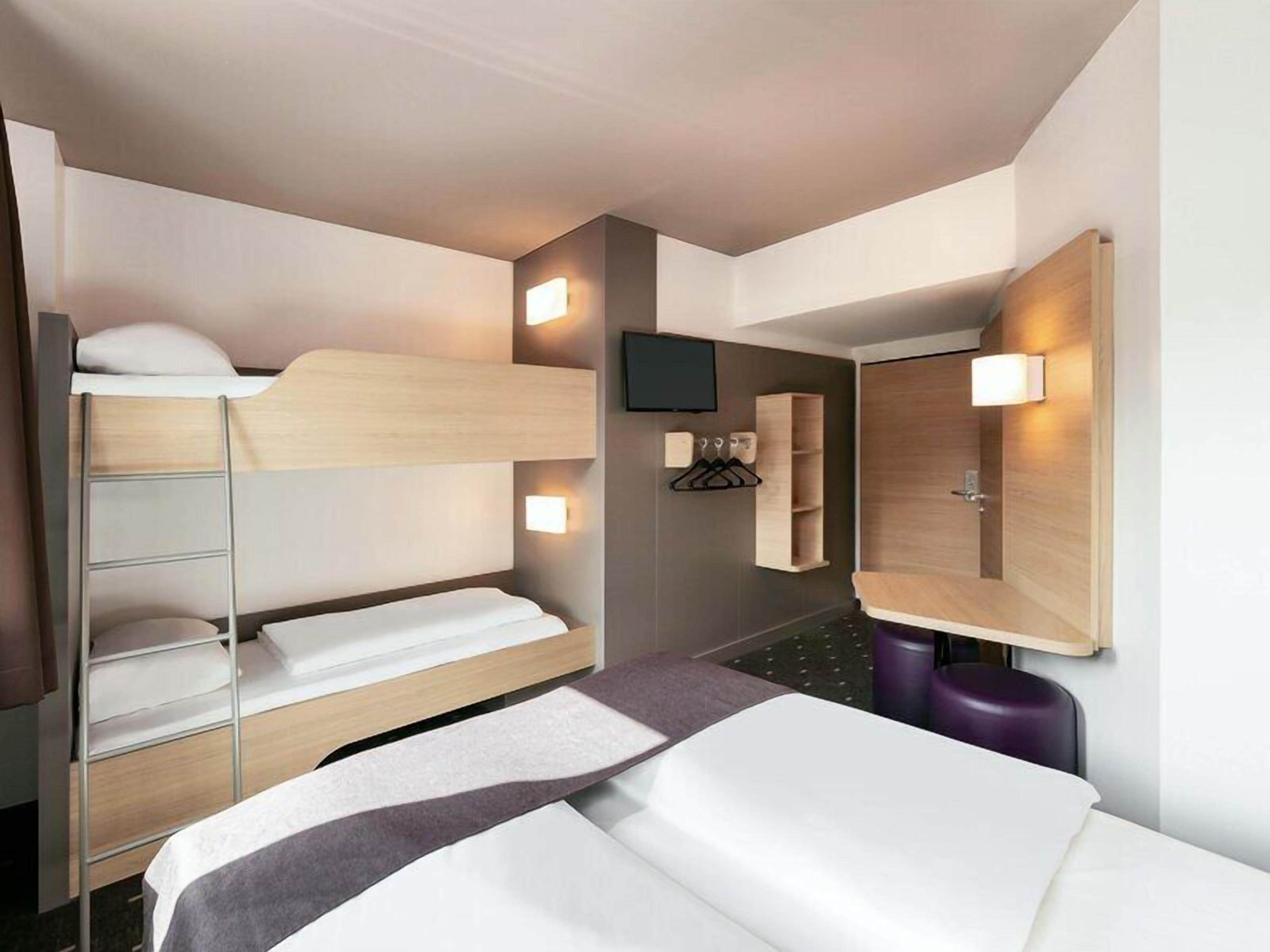 Habitació familiar | Escriptori, habitacions insonoritzades, wifi gratuïta i roba de llit 
