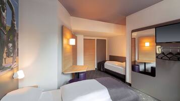 Triple Room | Desk, soundproofing, free WiFi, bed sheets