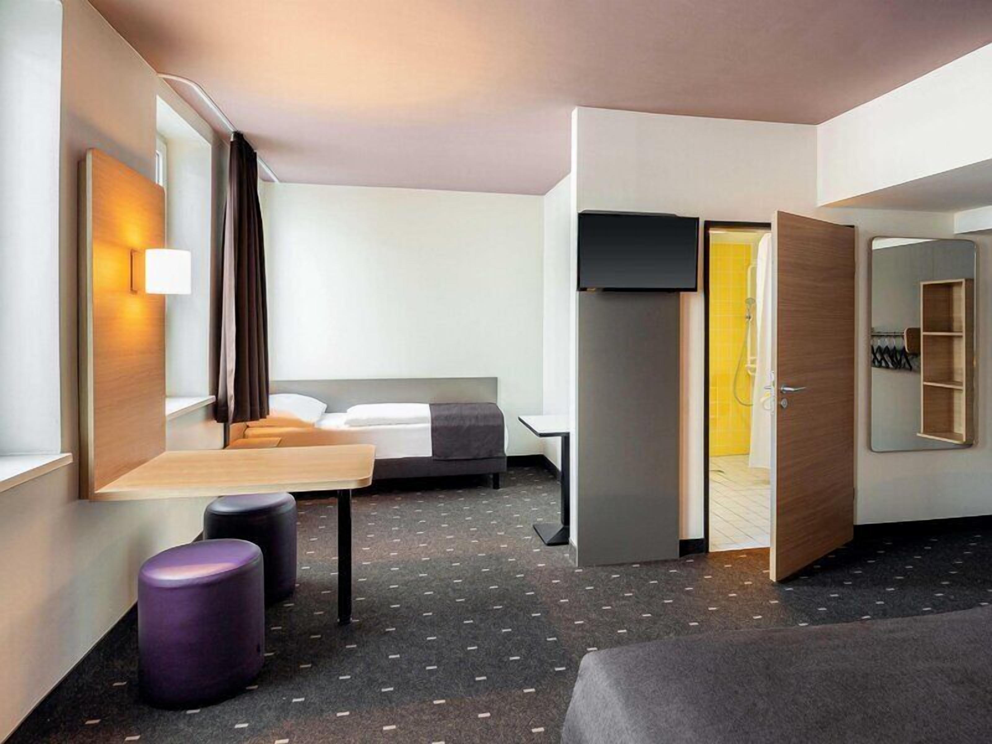 Een bureau, geluiddichte muren, gratis wifi, beddengoed