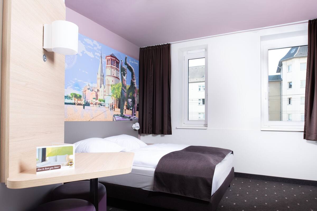 Desk, soundproofing, free WiFi, bed sheets