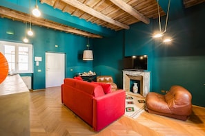 Flat-screen TV, fireplace