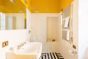 Combined shower/bathtub, free toiletries, hair dryer, bidet - Glamour Leonina - Monti (Rome)