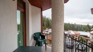 Chalet, 2 Bedrooms, Balcony, Mountain View | Balcony