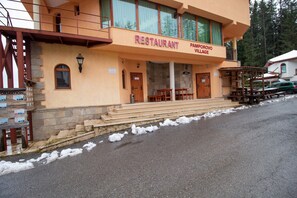 Chalet, 2 Bedrooms, Balcony, Mountain View | Dining