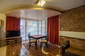 Chalet, 2 makuuhuonetta, parveke, vuoristonäköala | Olohuone | Televisio