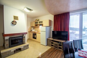 Chalet, 2 makuuhuonetta, parveke, vuoristonäköala | Olohuone | Televisio