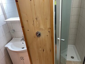 Apartamento, 1 habitación, patio, vistas al jardín | Baño