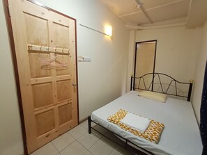 Free WiFi, bed sheets - SPOT ON 90119 Bed's Guesthouse (Kuching)