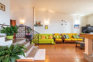 Una televisión, una chimenea