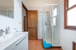 Douche, sèche-cheveux, serviettes fournies