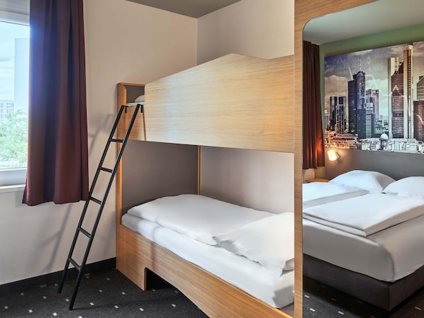 Desk, laptop workspace, soundproofing, free WiFi - B&B Hotel Frankfurt-West (Frankfurt)