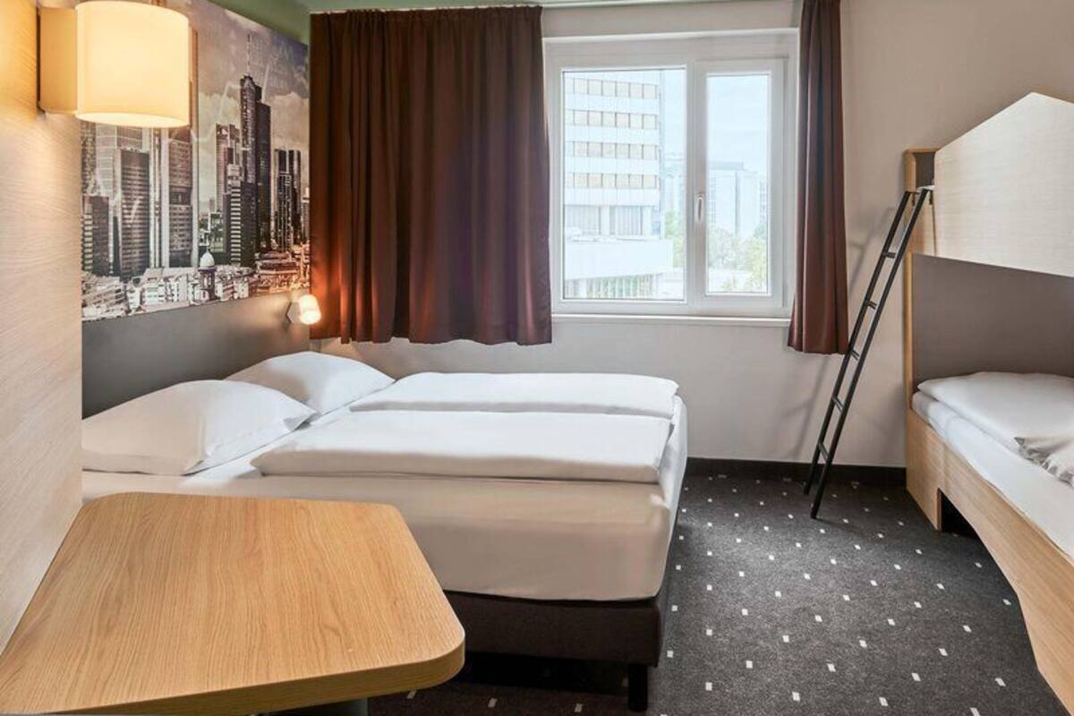 Familien-Vierbettzimmer | Schreibtisch, laptopgeeigneter Arbeitsplatz, schallisolierte Zimmer