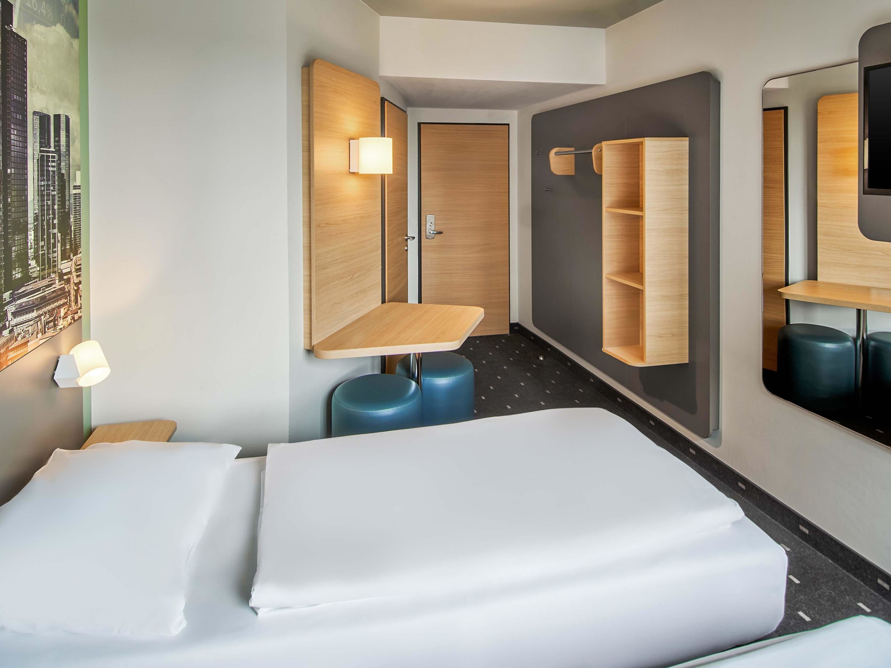 Zweibettzimmer | Schreibtisch, laptopgeeigneter Arbeitsplatz, schallisolierte Zimmer