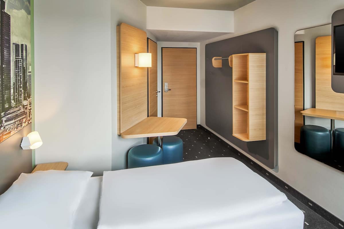 Quarto duplo | Escrivaninha, espaço de trabalho para notebook, quartos à prova de som