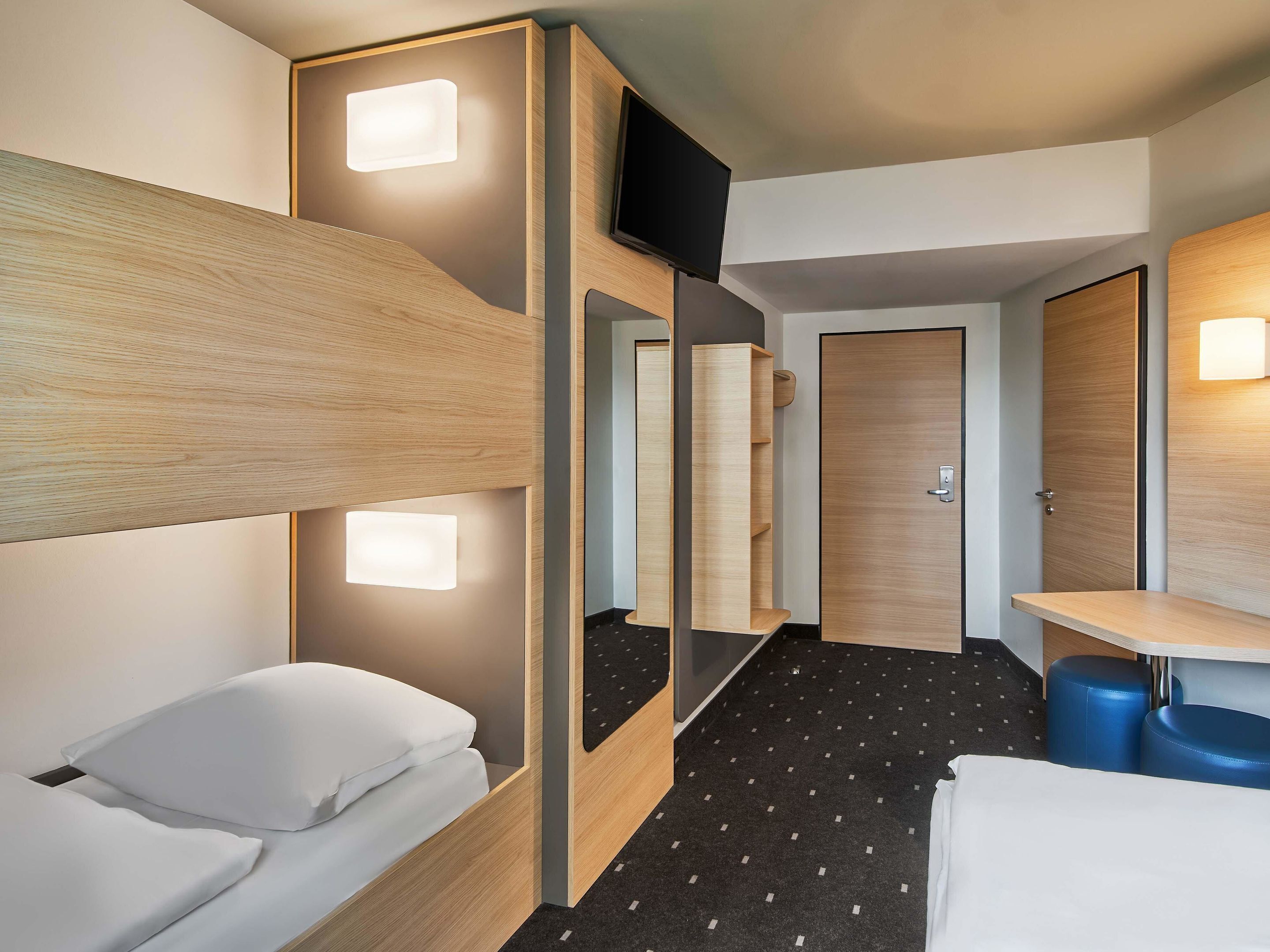 Quarto quádruplo família | Escrivaninha, espaço de trabalho para notebook, quartos à prova de som