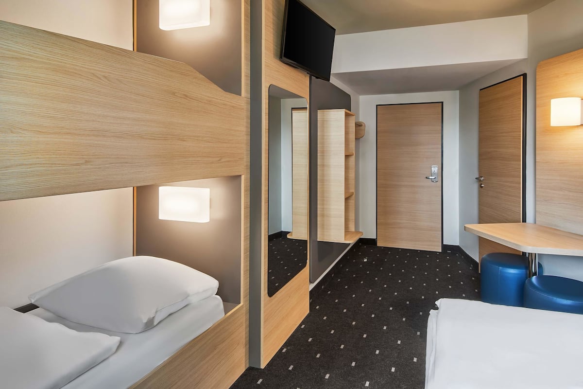 Quarto quádruplo família | Escrivaninha, espaço de trabalho para notebook, quartos à prova de som