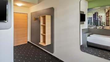 Schreibtisch, laptopgeeigneter Arbeitsplatz, schallisolierte Zimmer