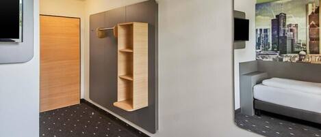 Desk, laptop workspace, soundproofing, WiFi (free)