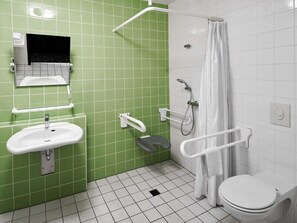 Shower, hair dryer, towels - B&B Hotel Frankfurt-West (Frankfurt)