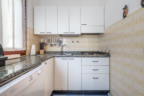 Køleskab, mikrobølgeovn, ovn, kogeplade