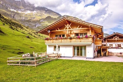 Ferienwohnung "Sonnenuntergang" mit Panoramablick auf die Berge, Balkone & Sauna