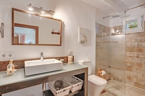 Badekar, hårføner og håndklær