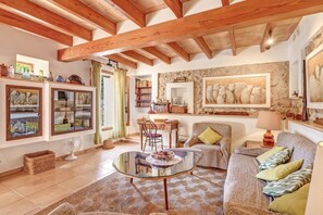 Télévision, cheminée, lecteur de DVD, table de tennis de table