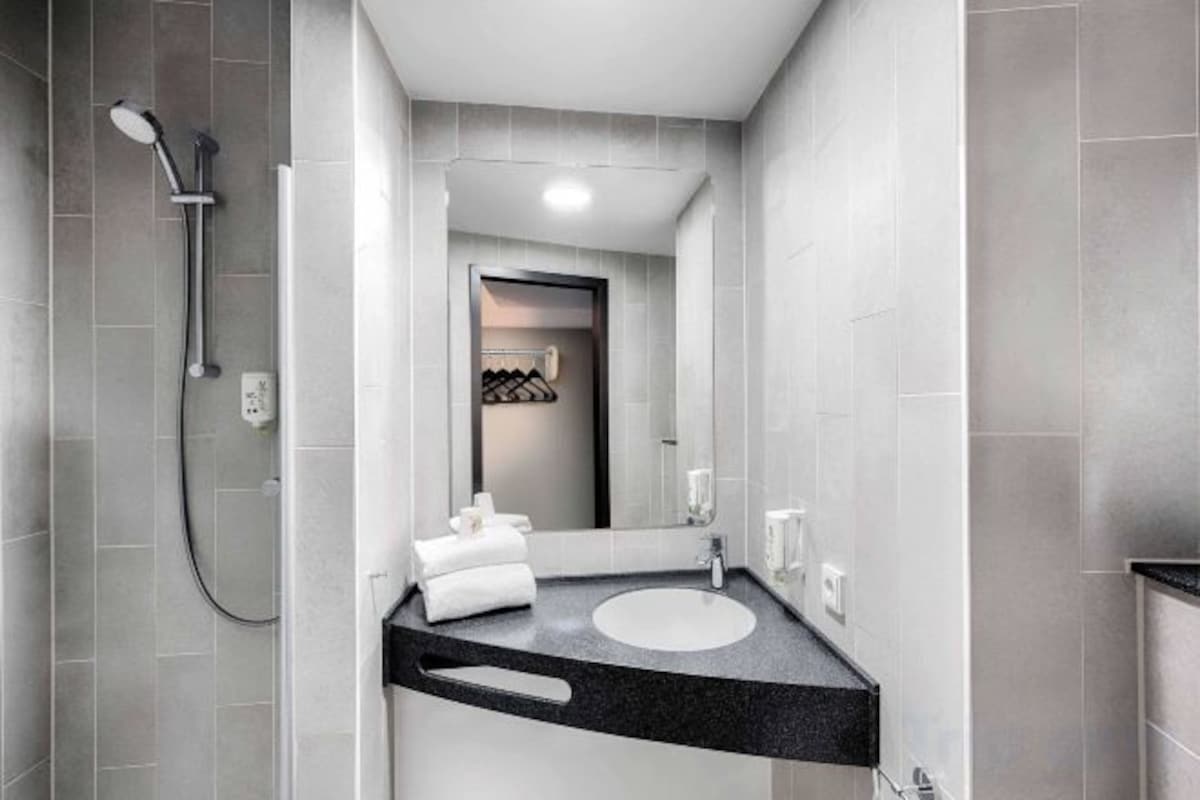 Baño | Ducha, secador de pelo, toallas y jabón