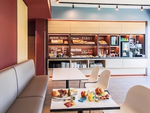 Een bureau, geluiddichte muren, gratis wifi, beddengoed