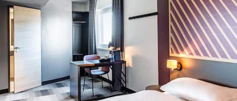 Desk, soundproofing, free WiFi, bed sheets