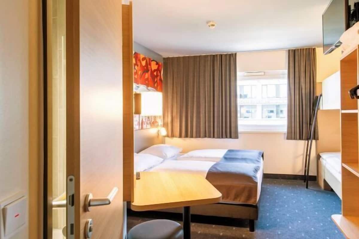 Desk, soundproofing, free WiFi, bed sheets