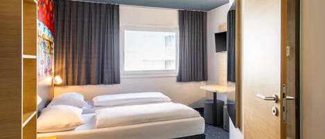 Desk, soundproofing, free WiFi, bed sheets