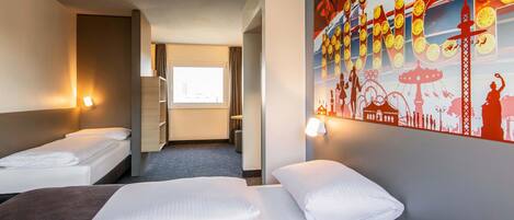 Desk, soundproofing, free WiFi, bed sheets