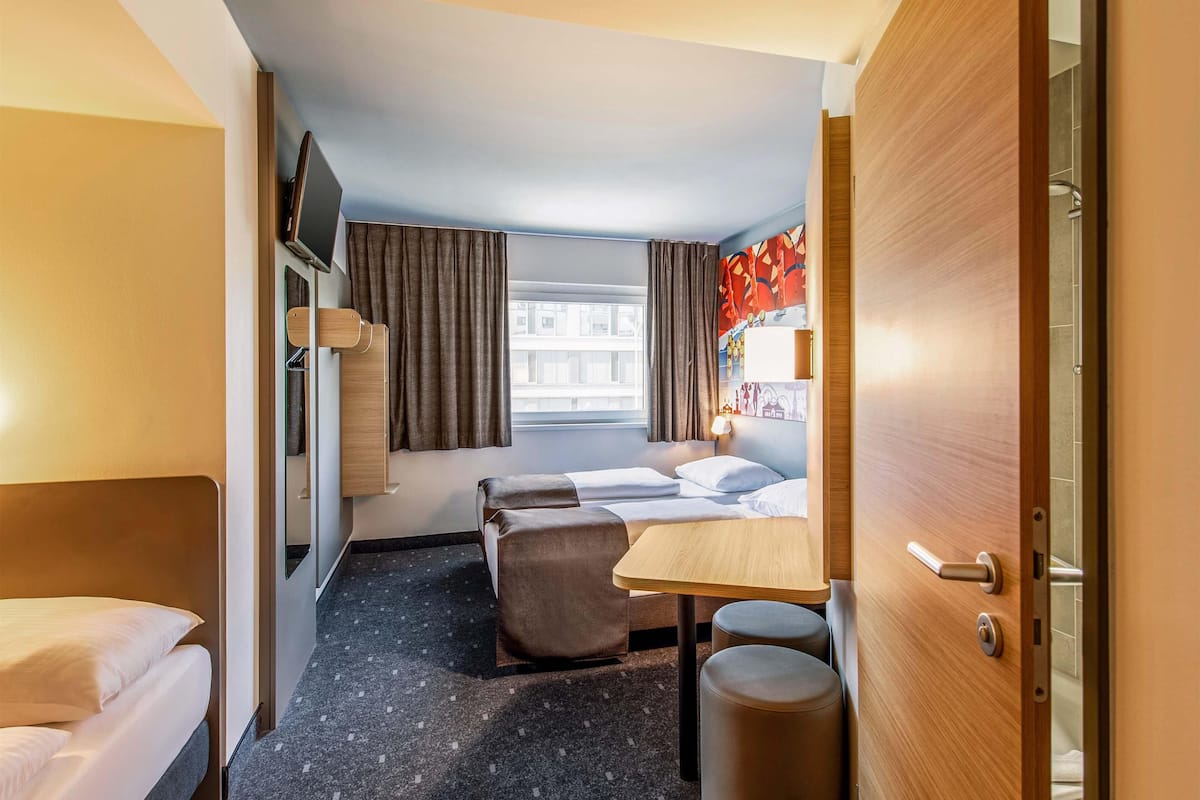 Triple Room | Desk, soundproofing, free WiFi, bed sheets