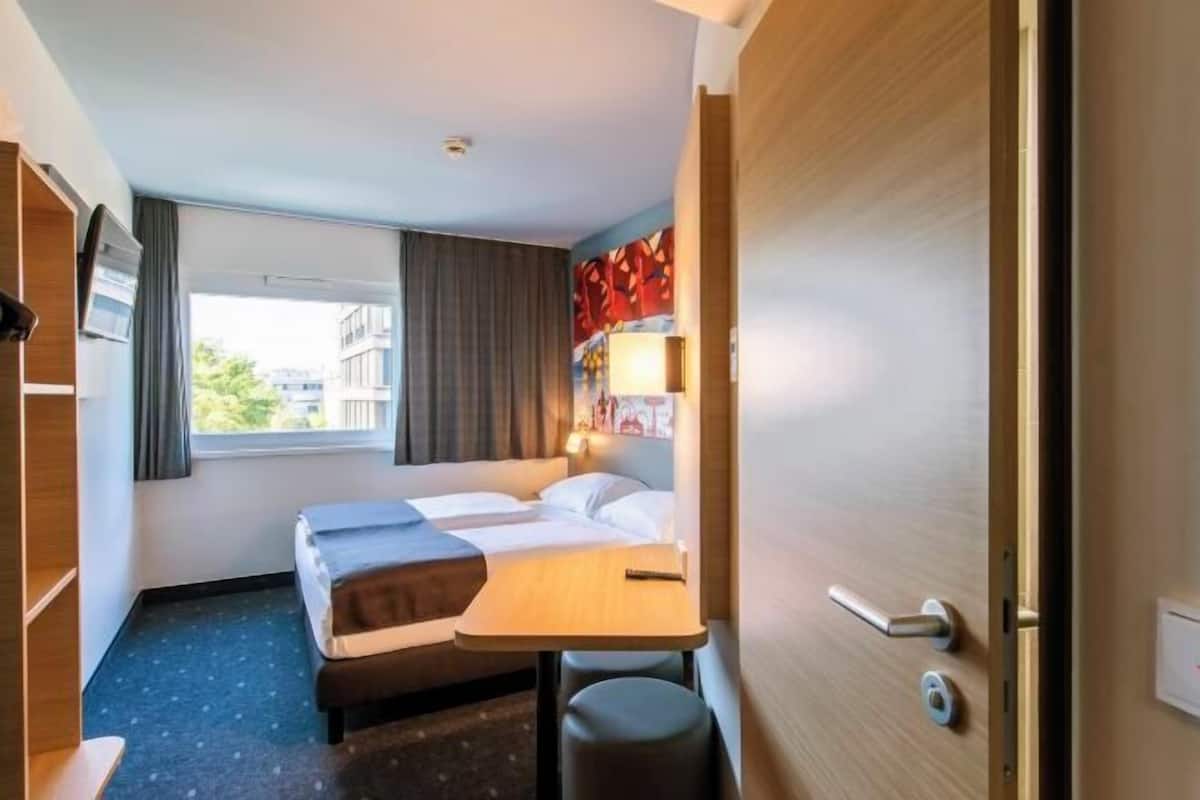 Desk, soundproofing, free WiFi, bed sheets