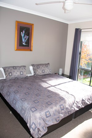 4 Schlafzimmer, Bügeleisen/Bügelbrett, Bettwäsche