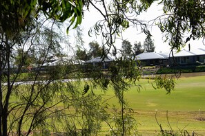 Property grounds - Willow's Place overlooking The Black Bull Golf Course Yarrawonga (Yarrawonga)