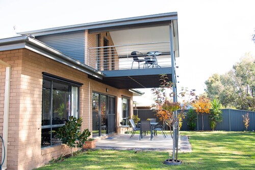 Willow's Place overlooking The Black Bull Golf Course Yarrawonga