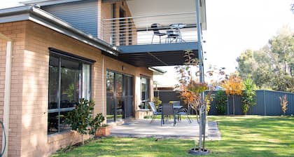 Willow's Place overlooking The Black Bull Golf Course Yarrawonga