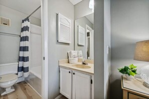 Badewanne, Haartrockner, Handtücher