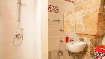 Dusche, Haartrockner, Bidet, Handtücher