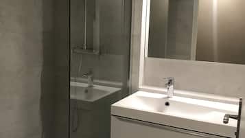 Douche, sĂšche-cheveux, serviettes fournies, savon