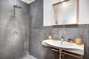 Apartment, 3 Bedrooms | Bathroom | Hair dryer, bidet, towels, soap - Luxury Blues Apartment (Sorrento)